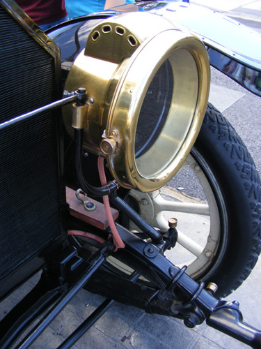 drivers side headlight - tire and suspension on a 1911 Cadillac