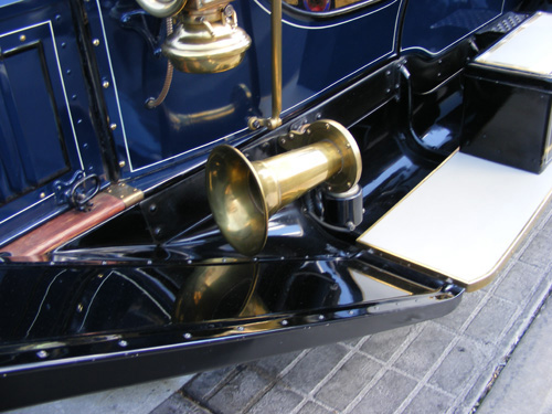 Horn on a fender on a 1911 Cadillac 